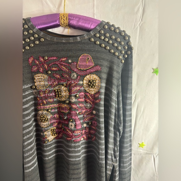 Double D Ranch Gray Tunic with Studded Detail and Embroidered Print Size M - Picture 4 of 11